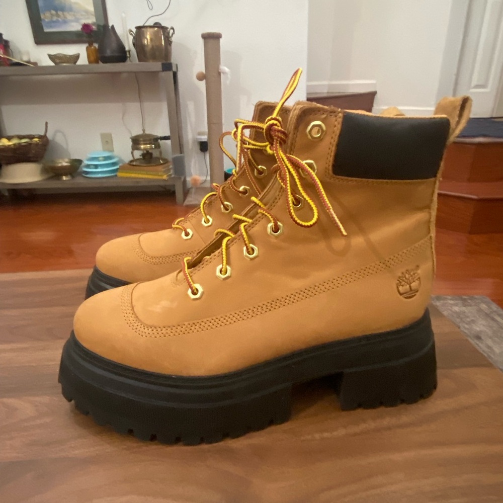 New Timberland Sky 6" Lace Boots in Light Brown Size 9